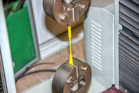 Essai de traction (tension) du polyéthylène. Le type d'essai le plus courant utilisé pour mesurer les propriétés mécaniques d'un matériau est l'essai de tension. Le test est largement utilisé pour fournir une conception de base.