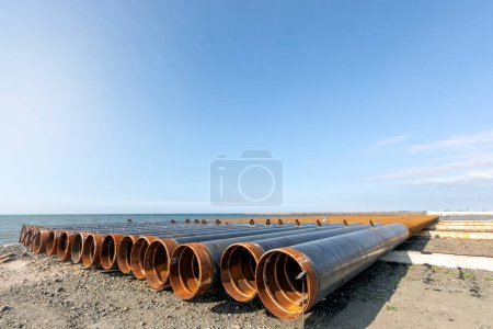 Téléchargez les photos : Vue des pieux de tuyaux en acier pour construire une jetée dans la mer. - en image libre de droit