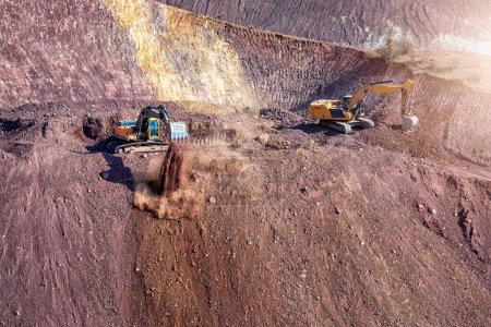 Téléchargez les photos : Les excavatrices creusent et chargent un camion sur le chantier. Machines minières - en image libre de droit