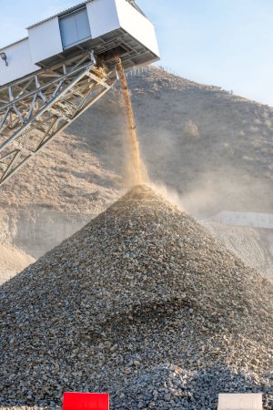 Téléchargez les photos : Feeder breaker belt conveyor and crushing for mining and quarrying industry. - en image libre de droit
