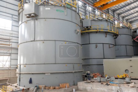 Foto de Oil and chemical storage tank in the mining factory. Above ground storage tanks can be used to hold materials such as petroleum, waste matter, water, chemicals, and other hazardous materials. - Imagen libre de derechos