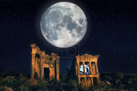 Foto de Tierra, super luna, estrellas, ruinas y medio ambiente ecológico - Imagen libre de derechos