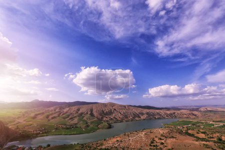 Téléchargez les photos : Vue sur l'Euphrate (Firat). C'est le plus long et l'un des plus importants fleuves d'Asie occidentale. Avec le Tigre, c'est l'un des deux fleuves définissant la Mésopotamie. Erzincan, Erzurum, Firat, Dicle, Shatt al arab. - en image libre de droit