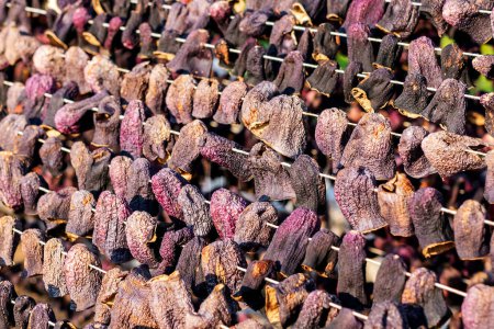 Foto de Berenjenas crudas secas están colgando en frente del mercado. - Imagen libre de derechos