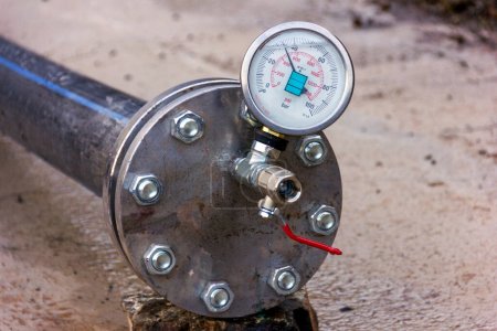 Foto de Hydrostatic testing for polyethylene pipeline and view of the manometer ( According to EN 837-1 Standard ) with the calibrated at pressure. Psi ( Bar ) is a pressure unit. - Imagen libre de derechos