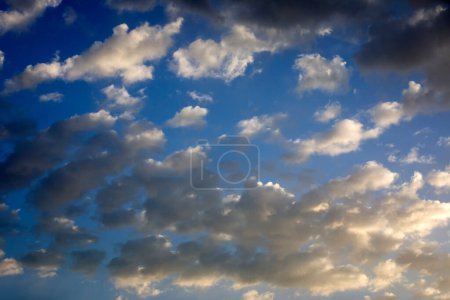 Téléchargez les photos : Fond des cumulus noirs et blancs sous le beau ciel bleu. Les nuages exercent de nombreuses influences sur la troposphère terrestre et le climat. - en image libre de droit