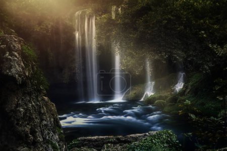 Foto de Paisaje de la cascada de Duden. Es un grupo de cascadas en la provincia de Antalya, Turquía. Hermosa cascada en el bosque. - Imagen libre de derechos