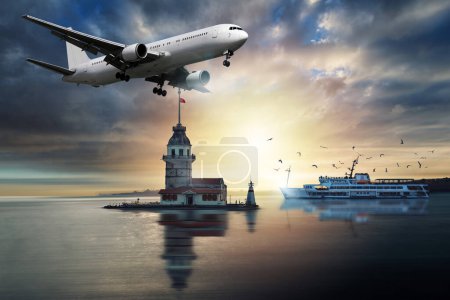 Mit dem Flugzeug nach Istanbul, Bosporus. Flugreisen werden in zwei allgemeine Klassifikationen unterteilt: nationale, nationale und internationale Flüge.