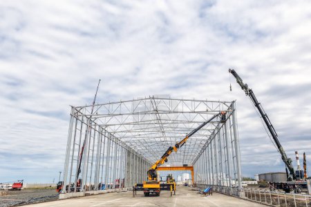 Un nouveau bâtiment industriel est une installation avec structure en acier.