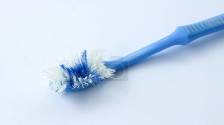 Téléchargez les photos : Damaged toothbrush bristles isolated on white background. - en image libre de droit