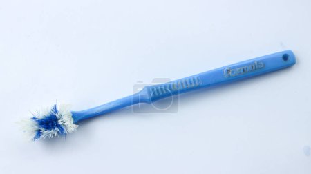 Téléchargez les photos : Brosse à dents et dentifrice sur fond blanc - en image libre de droit