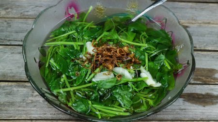 Foto de Sayur Bening Bayam, Spinach Clear Vegetable. Comida indonesia de espinacas, sopa de espinacas. Se sirve en tazón sobre fondo gris. De cerca.. - Imagen libre de derechos