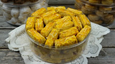 Foto de Kastengel son pasteles hechos de masa de harina de trigo, huevos, margarina y queso. El pastel es de longitud rectangular, y se cuece en el horno a amarillo dorado. Familiar durante el mes de Ramadán. - Imagen libre de derechos
