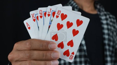 Glücksspielkonzept. Großaufnahme des Pokerspielers männliche Hand gewinnt Royal Flush, Glücksspiel-Club. Casino-Chips oder Casino-Jetons, Würfel, Pokerkarten, Glücksspiel Mann Glückspilz, Glücksspiele