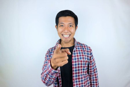 Asiático hombre sonriendo mientras señala y mirando a la cámara