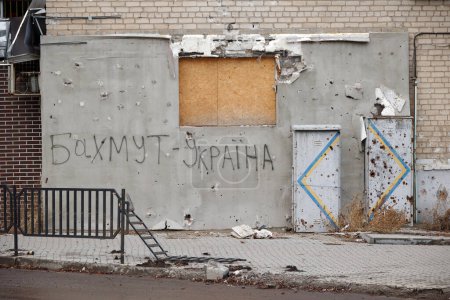 Téléchargez les photos : Bakhmut, UKRAINE JAN 19 2023 L'inscription "Bakhmut est l'Ukraine" sur le mur des bâtiments endommagés par les bombardements russes à Bakhmut pendant l'invasion russe en Ukraine - en image libre de droit