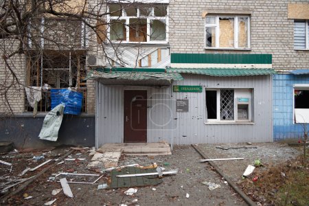 Foto de Bakhmut, UCRANIA 19 ENE 2023 Dañado y destruido por bombardeos rusos y ataques con cohetes contra edificios en las calles Bakhmut durante la invasión rusa a Ucrania - Imagen libre de derechos
