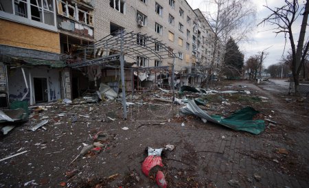 Foto de Bakhmut, UKRAINE JAN 19 2023 Damaged and destroyed by russian shelling and rocket attacks buildings on Bakhmut streets during russian invasion to Ukraine - Imagen libre de derechos