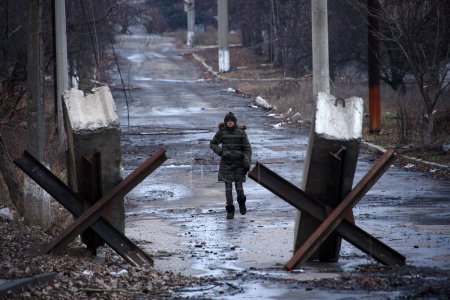 Téléchargez les photos : Bakhmut, UKRAINE JAN 19 2023 Des civils endommagés et détruits par des bombardements russes et des tirs de roquettes attaquent des bâtiments dans les rues de Bakhmut pendant l'invasion russe en Ukraine - en image libre de droit