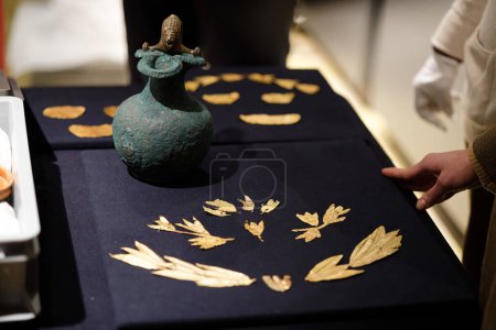 Foto de KYIV, UCRANIA - 28 DE NOVIEMBRE DE 2023 Muestra de la colección 'Scythian Gold' devuelta a Ucrania en el Tesoro del Museo Nacional de Historia - Imagen libre de derechos