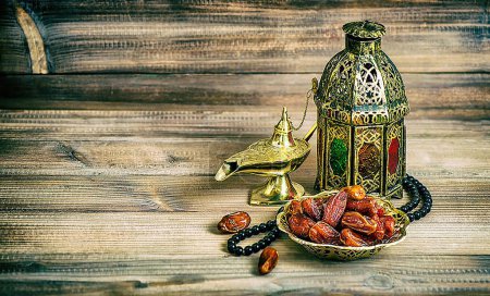 Ramadan et Eid al fitr concept 2023 fond dates avec lanterne traditionnelle turque Lampe lumineuse et Tasbeeh, couleur bleu clair Iftar thème image, Ramadan Kareem Moubarak fond 3d