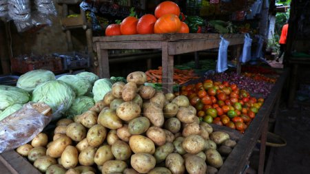 Téléchargez les photos : Présentoir Les légumes et les épices pour la cuisine sont exposés et commercialisés chez les vendeurs traditionnels de légumes. - en image libre de droit