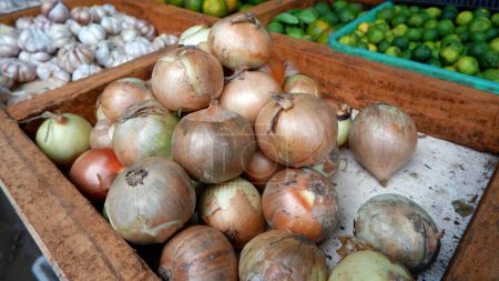 Foto de Textura de cebolla fresca vendida en los mercados tradicionales, una de las especias más saludables. - Imagen libre de derechos