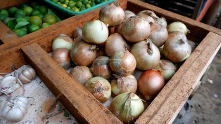 Foto de Textura de cebolla fresca vendida en los mercados tradicionales, una de las especias más saludables. - Imagen libre de derechos