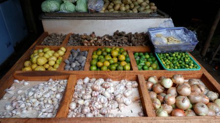 Foto de Exposición de verduras y especias para sazonar la cocina vendidas en frutería tradicional. - Imagen libre de derechos