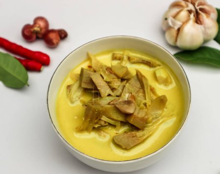 Téléchargez les photos : Curry de jacquier servi dans un bol blanc sur un fond blanc - en image libre de droit