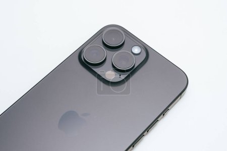 Téléchargez les photos : KAUNAS, LITUANIE - 15 NOVEMBRE 2023 : Vue rapprochée du nouveau système de caméra Apple iPhone 15 Pro Max. Le nouveau téléobjectif 5x - en image libre de droit