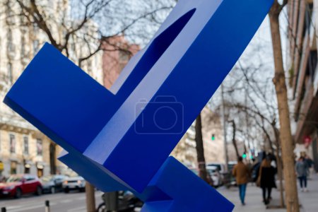 Foto de Vista de cerca de la escultura, Blue compas, brújula azul, de Carlos Albert expuesta en la calle Ortega y Gasset, Madrid Luxury District, milla de oro de Madrid, como parte de la exposición Iberoamericana de arte contemporáneo. - Imagen libre de derechos