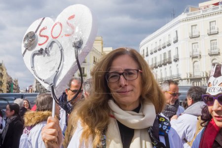 Téléchargez les photos : Les médecins de première ligne et les infirmières organisées par l'APISCAM, Asociacin de Profesionales de Informtica de Sanidad de la Comunidad de Madrid, continuent leur protestation en faveur d'un service public de santé dans la région de Madrid. - en image libre de droit
