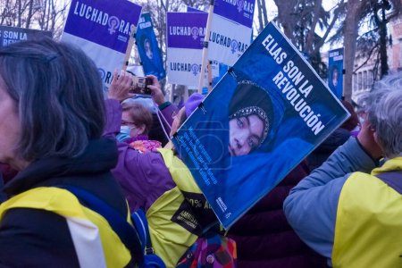 Foto de Amnistía Internacional apoya a las mujeres afganas. Mujeres, y simpatizantes, en Madrid se manifestaron en la ciudad durante el 8M Día Internacional de la Mujer llenando el centro de Atocha a Plaza de España, Plaza de España, durante la noche. - Imagen libre de derechos