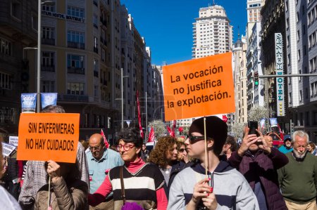Téléchargez les photos : Les principaux syndicats de Madrid, Mesa Sectorial de Sanidad, Satse, CCOO, CSIT Unin Profesional et UGT, et une trentaine d'autres organisations ont organisé une manifestation à Madrid pour soutenir un service public de soins de santé. - en image libre de droit