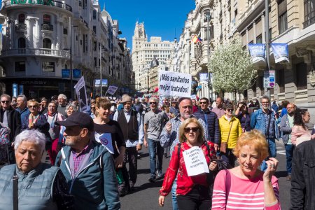 Téléchargez les photos : Les principaux syndicats de Madrid, Mesa Sectorial de Sanidad, Satse, CCOO, CSIT Unin Profesional et UGT, et une trentaine d'autres organisations ont organisé une manifestation à Madrid pour soutenir un service public de soins de santé. - en image libre de droit
