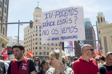 Foto de Asistieron a la manifestación del 1 de mayo del Día del Trabajo organizada por el CCOO y la UGT en el centro de Madrid y otras grandes ciudades de España. Los dirigentes sindicales dijeron que hay dos maneras de resolver la difícil situación de los trabajadores hoy en día: negociar con nosotros o nos tomamos - Imagen libre de derechos