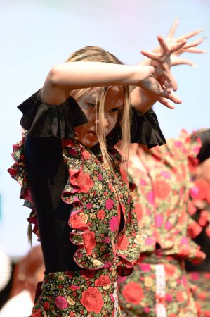 Foto de Una vista cercana de un baile durante el musical del Árbol Flamenco fue interpretada en la Casa Encendida, por los estudiantes de La Escuela de Arte de la Fundación Alala de Sevilla. El Árbol Flamenco (El rbol del flamenco). - Imagen libre de derechos