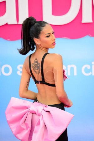 Foto de Alana la Hija, maquilladora e influyente, en el estreno del evento privado de la película, Barbie, durante un evento de alfombra rosa en el Gran Teatro Caixabank que incluyó una zona chill out, Madrid España. - Imagen libre de derechos