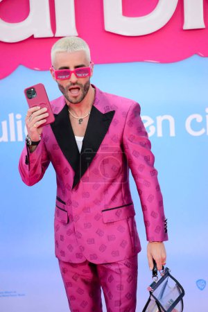 Foto de Pelayo Díaz, diseñador de moda, en el estreno privado de la película, Barbie, durante un evento de alfombra rosa en el Gran Teatro Caixabank que incluyó una zona chill out, Madrid España.. - Imagen libre de derechos