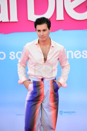 Foto de Alfred Garcia, compositor cantante, en el estreno privado de la película, Barbie, durante un evento de alfombra rosa en el Gran Teatro Caixabank que incluyó una zona chill out, Madrid España.. - Imagen libre de derechos