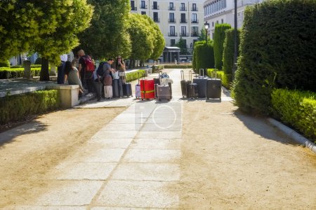Téléchargez les photos : Touristes et leurs bagages à la Plaza de Oriente East Square dans le centre historique de Madrid, avec Royal Place à l'ouest et le Teatro Real Royal Theatre à l'est, Madrid Espagne. - en image libre de droit