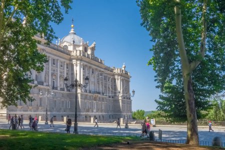 Téléchargez les photos : Vue sur le Palais Royal depuis la Plaza de Oriente East Square dans le centre historique de Madrid, avec Royal Place à l'ouest et le Théâtre Real Royal Theatre à l'est, Madrid Espagne. - en image libre de droit