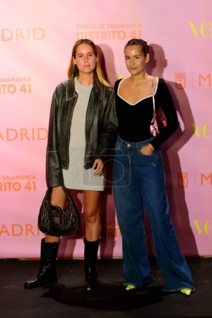 Téléchargez les photos : Helena Cuesta et Lucia Cuesta, sœurs Cuesta, ont assisté à Vogue Fashions Night Out 2023 dans le quartier de la mode Salamanca District 41, Madrid Espagne. Madrid Espagne 21 septembre 2023 - en image libre de droit