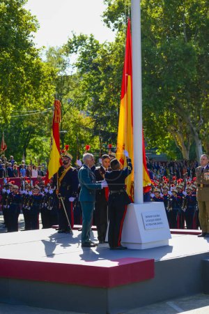 Téléchargez les photos : La levée du drapeau espagnol. Quelque 4 100 militaires ont participé au défilé militaire de la fête nationale, dont le roi Felipe VI, la reine Letizia et la princesse Leonor, à Madrid, en Espagne.. - en image libre de droit
