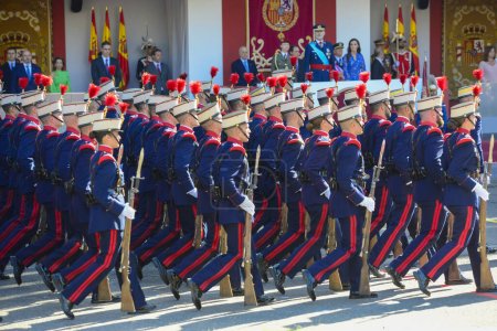 Téléchargez les photos : La garde royale passe devant la famille royale. Quelque 4 100 militaires ont participé au défilé militaire de la fête nationale, dont le roi Felipe VI, la reine Letizia et la princesse Leonor, à Madrid, en Espagne.. - en image libre de droit