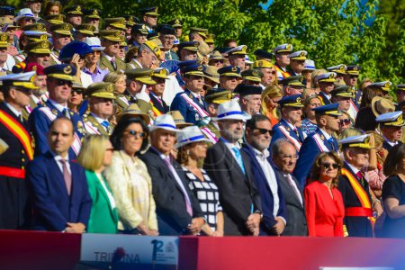Téléchargez les photos : Personnel militaire et partenaires espagnols de haut rang. Quelque 4 100 militaires ont participé au défilé militaire de la fête nationale, dont le roi Felipe VI, la reine Letizia et la princesse Leonor, à Madrid, en Espagne.. - en image libre de droit