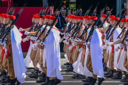 Téléchargez les photos : Régiment régulier de Ceuta et Melila avec leur cape blanche. Quelque 4 100 militaires ont participé au défilé militaire de la fête nationale, dont le roi Felipe VI, la reine Letizia et la princesse Leonor, à Madrid, en Espagne.. - en image libre de droit