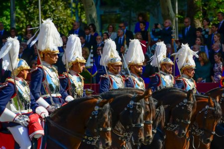 Téléchargez les photos : Garde Royale Espagnole. Quelque 4 100 militaires ont participé au défilé militaire de la fête nationale, dont le roi Felipe VI, la reine Letizia et la princesse Leonor, à Madrid, en Espagne.. - en image libre de droit