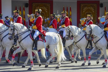 Téléchargez les photos : Des clairons montés. Quelque 4 100 militaires ont participé au défilé militaire de la fête nationale, dont le roi Felipe VI, la reine Letizia et la princesse Leonor, à Madrid, en Espagne.. - en image libre de droit